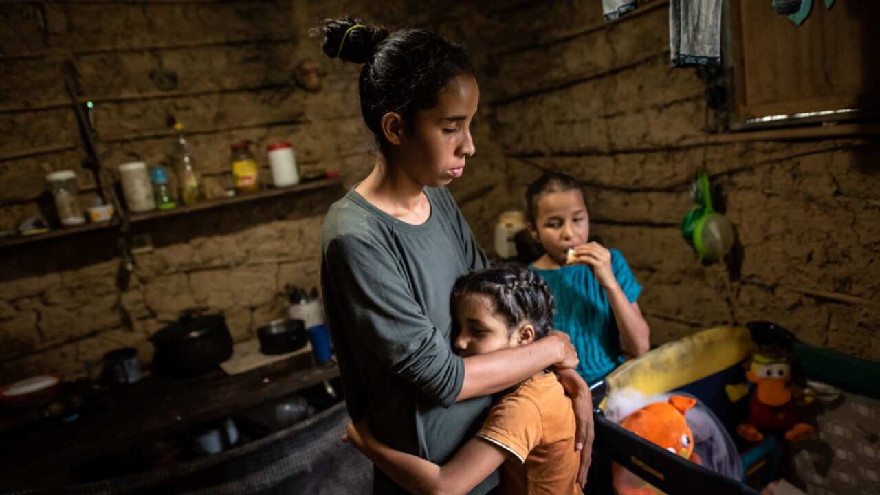 Johanna Guzmán, 25, with two of her six children.