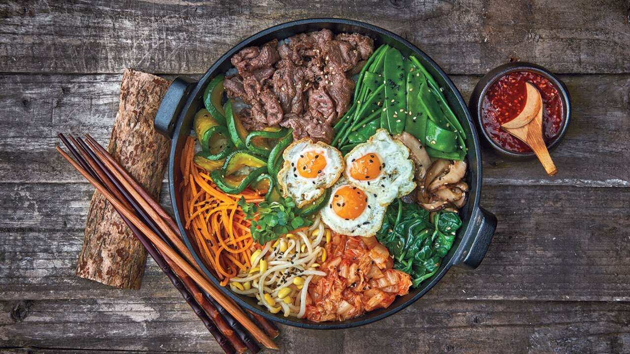 Mixed rice bowl with beef (bibimbap)