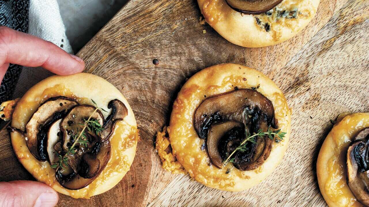 Gorgonzola and mushroom pizzette (pizzette con gorgonzola e funghi)