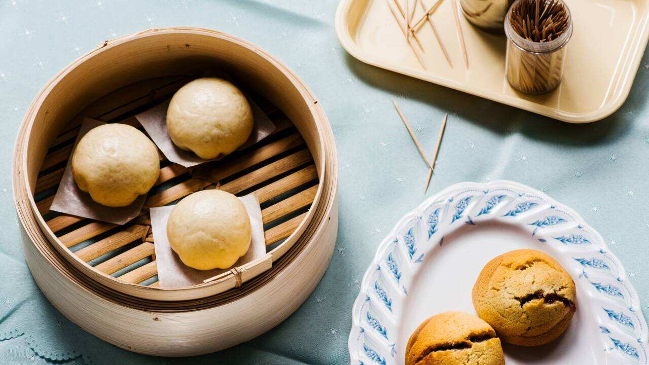 Lau sa lai wong bao (Runny salted egg yolk bao)