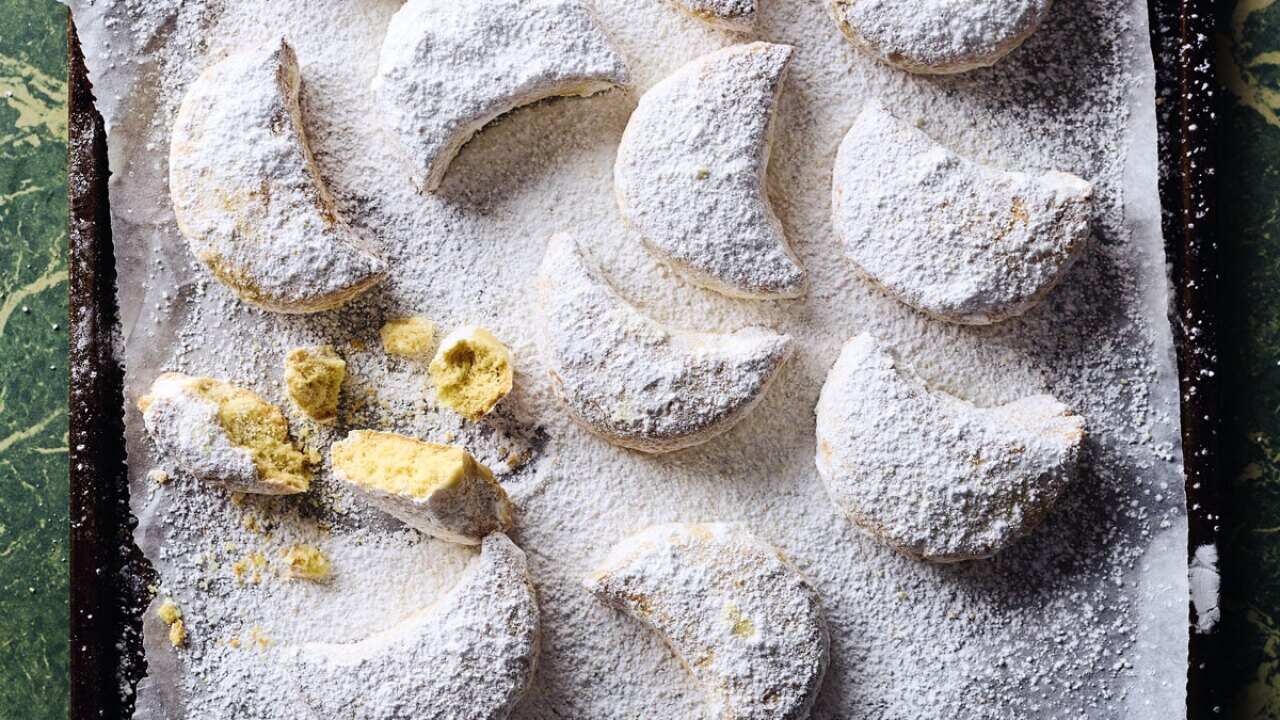 Kourabiethes (moon biscuits) 