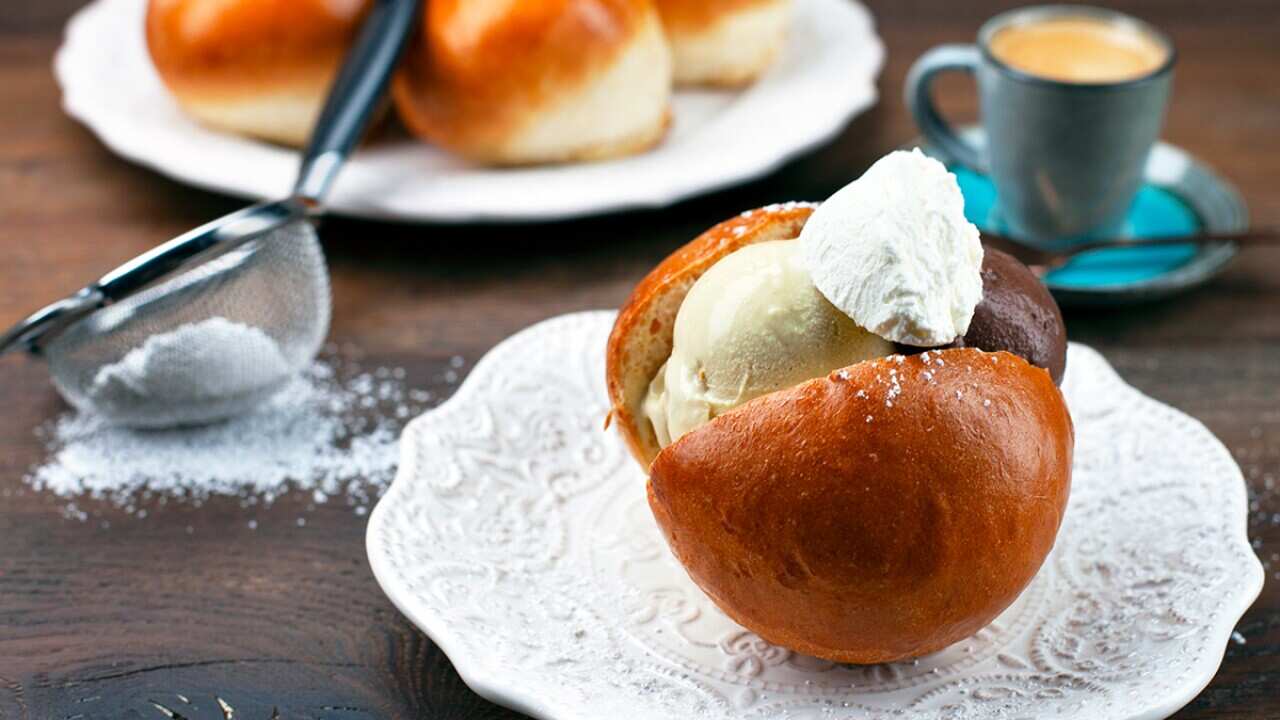 Brioche with gelato (panino al gelato)