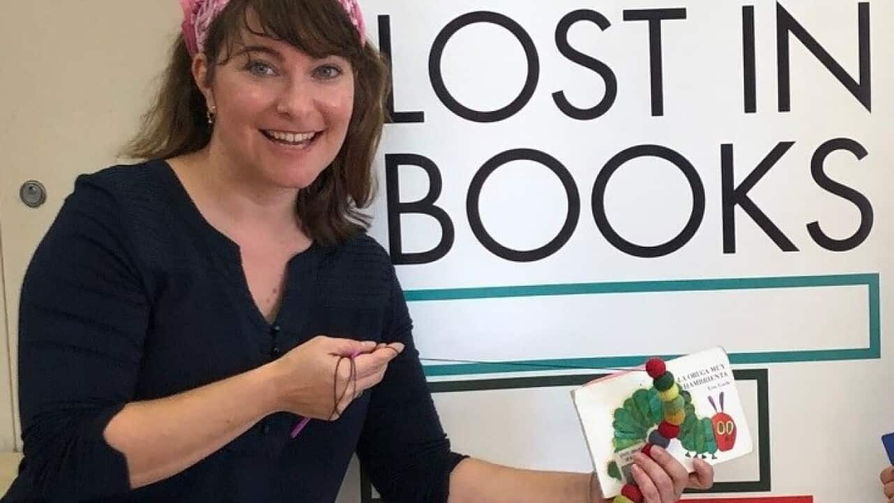 María del Mar Barahona junto al pendón de Lost in Books