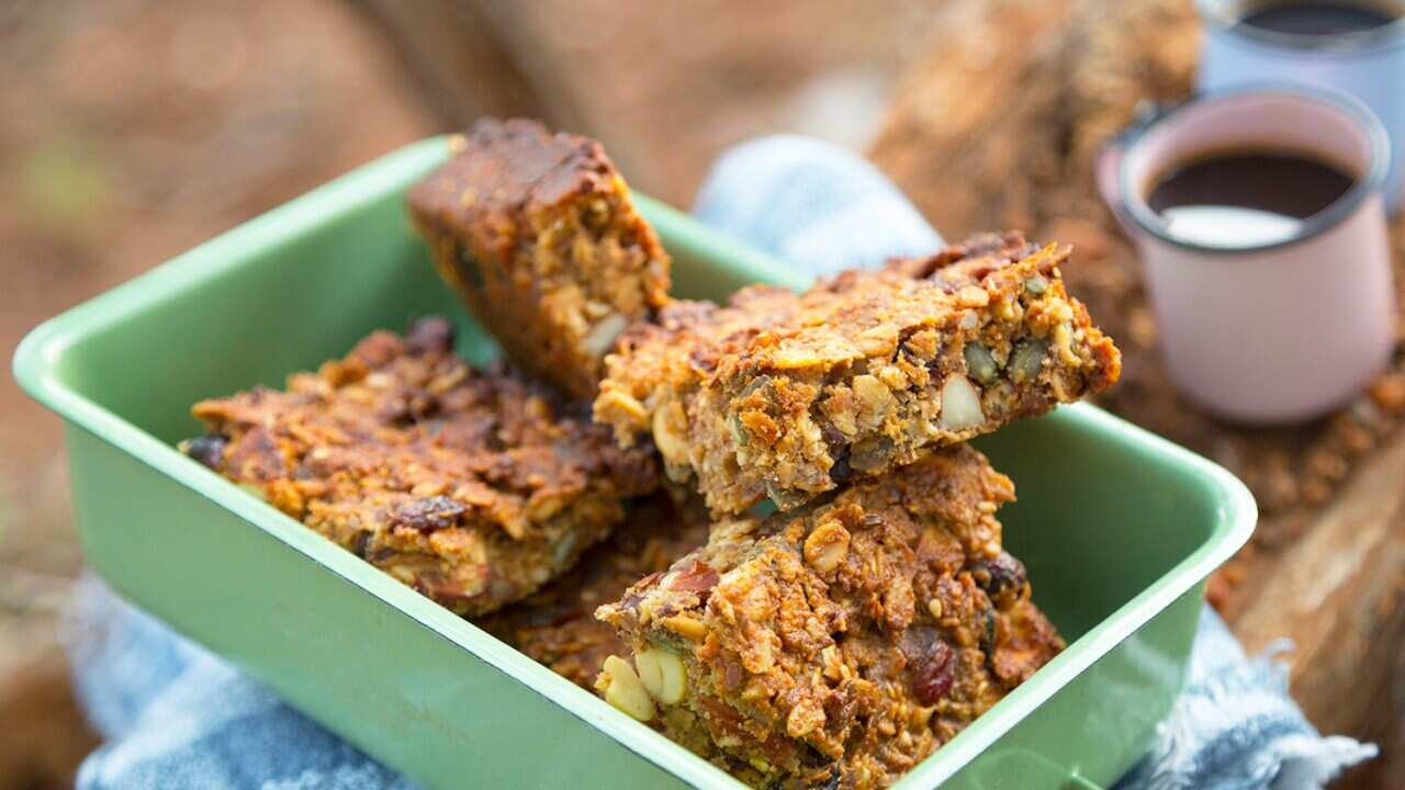 Cashew and cinnamon granola bars