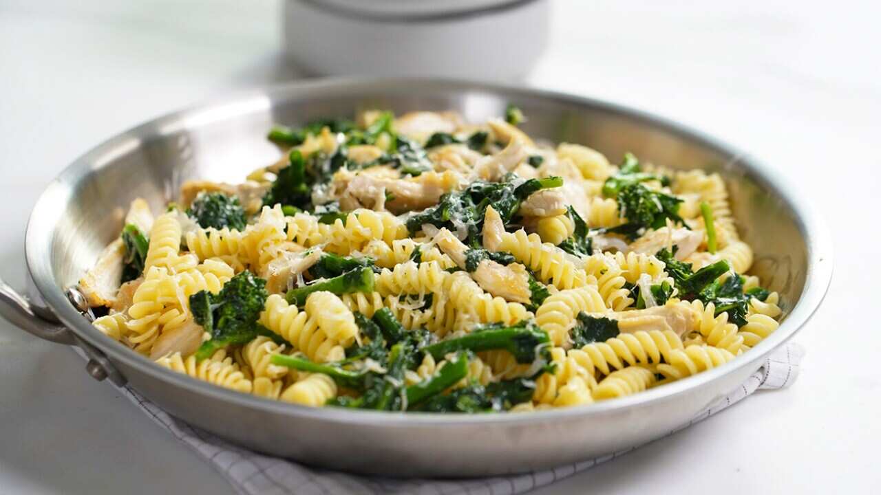 Pasta with chicken and broccoli rabe