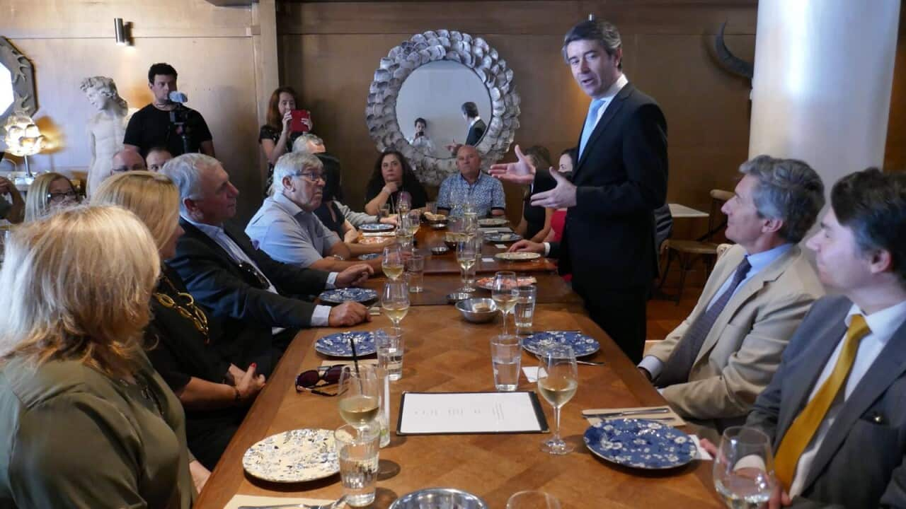 secretaria em encontro com empresarios