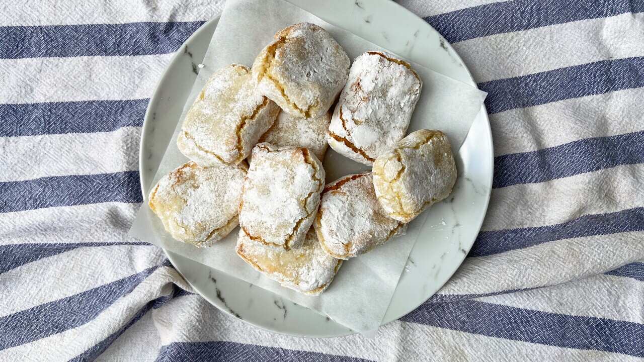 Ricciarelli on plate