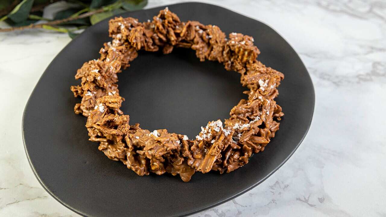 A wreath of chocolate chips