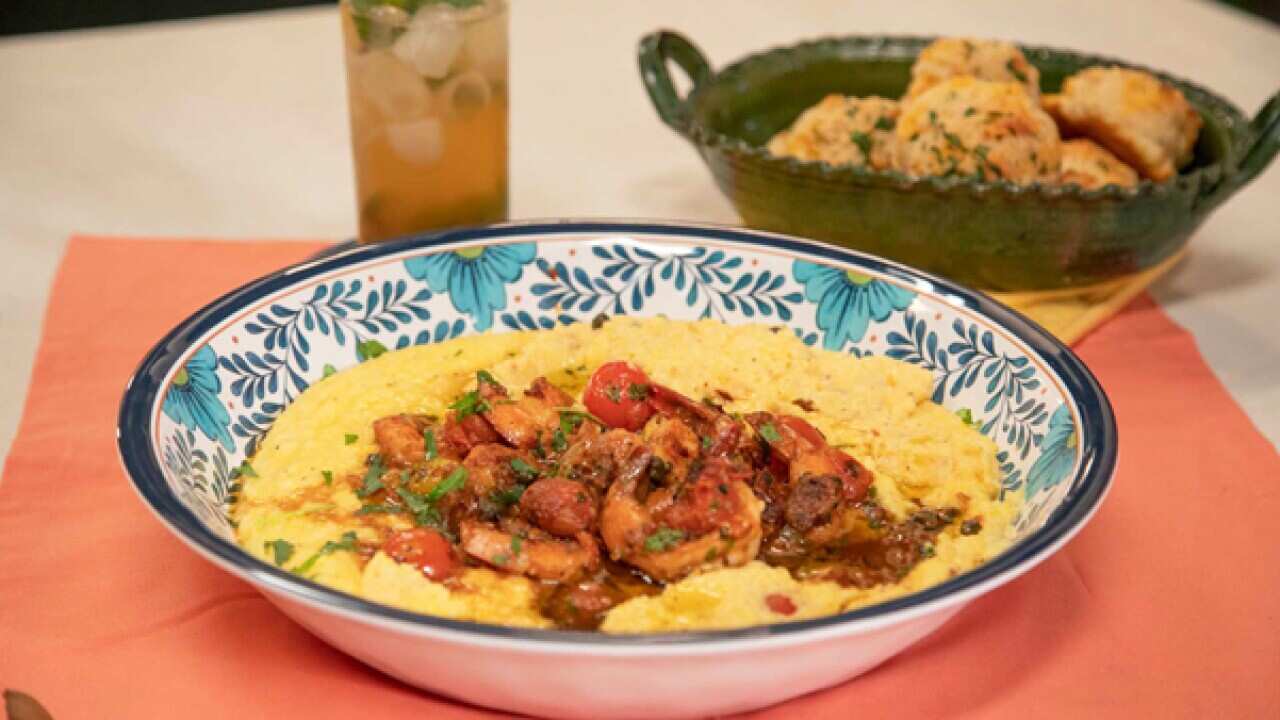 Prawns with polenta and biscuits