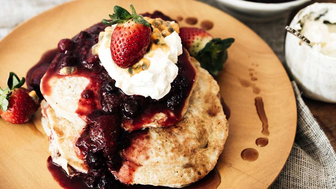 Easy vegan pancakes with berry compote