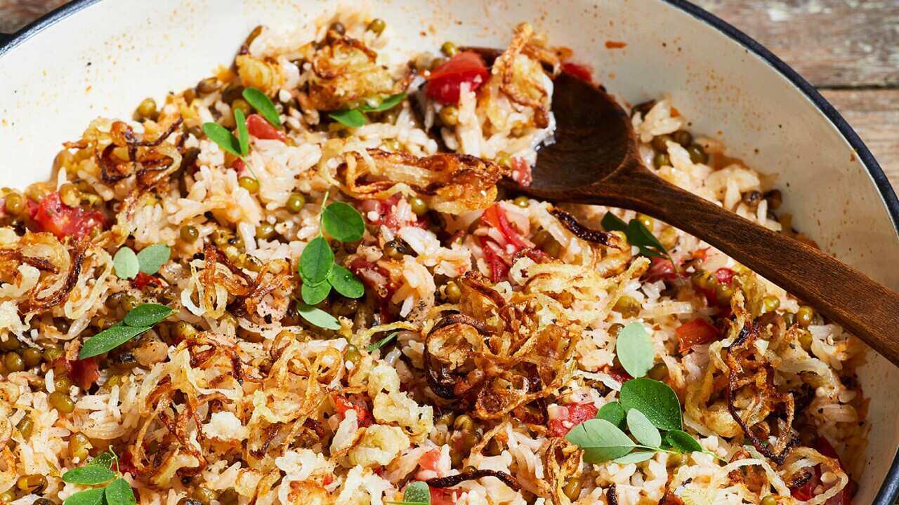 One-pan mung bean and tomato rice with crispy onion