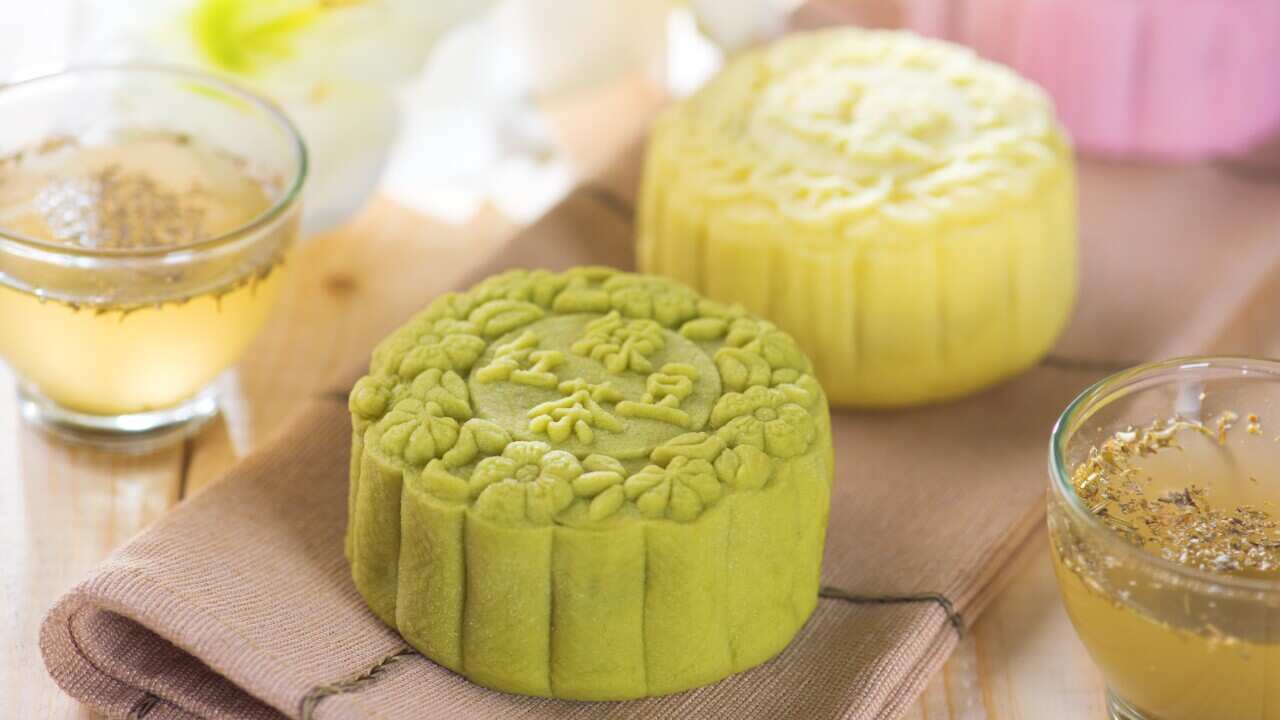 Snow skin mooncake on table