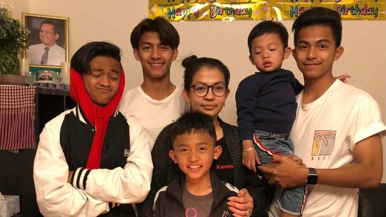 Ms Bou Rachana and her 5 children in Melbourne