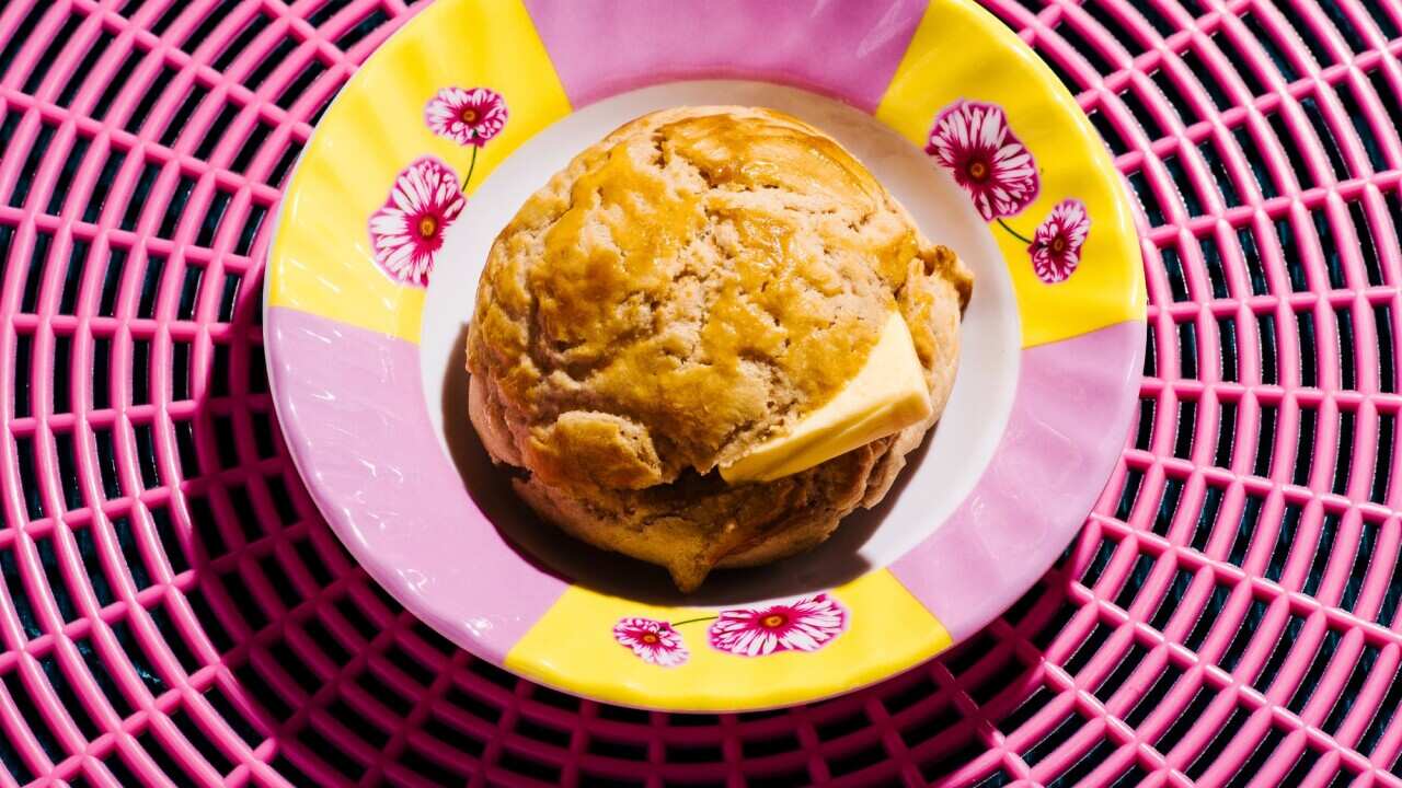 Bo lo bao (Pineapple bun with butter)