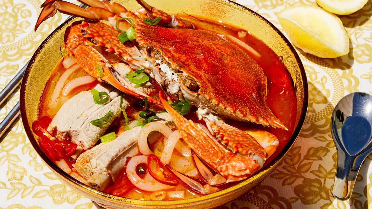 Crab and thick rice noodles