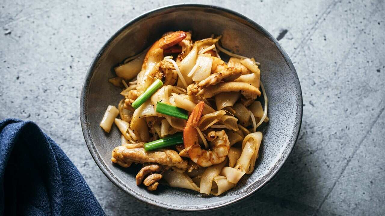 Char kway teow (Stir-fried flat noodles)