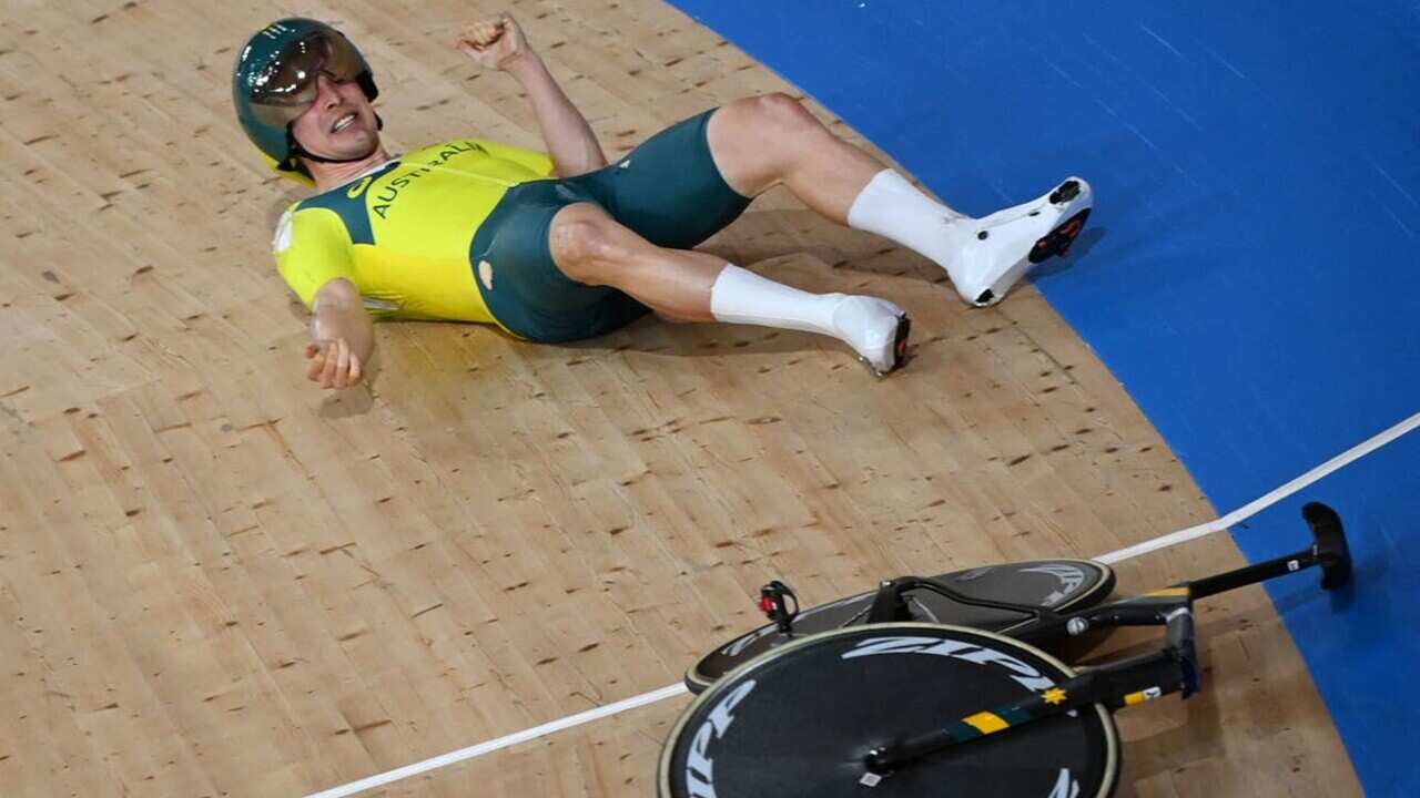 Alex Porter falls to the Velodrome floor at the Tokyo Olympics