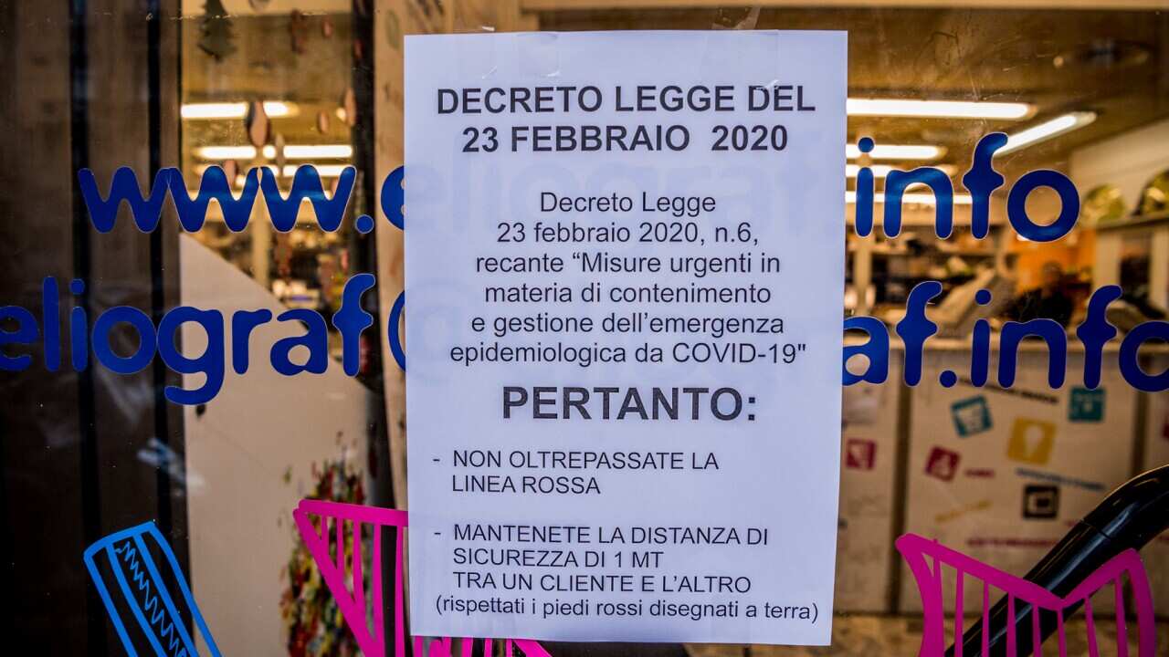 Milan. Keep a distance of one meter from people decree law 23 February warning sign and red line at the Eliografica store in Viale Premuda 38 (Carlo Cozzoli/Fotogramma, Milan - 2020-03-04).