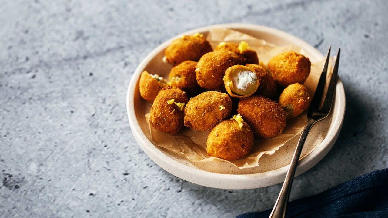 Olive alla Ascolana (Deep-fried crumbed and stuffed green olives)