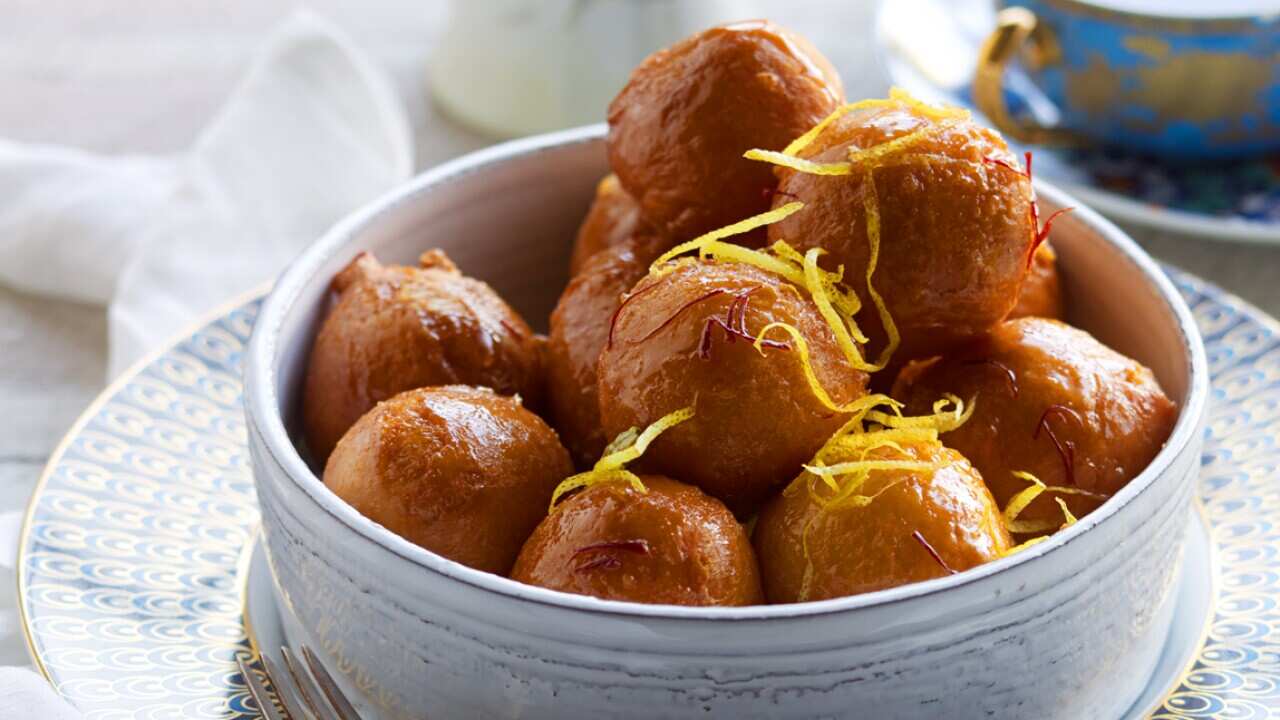 Doughnuts in saffron and cardamom syrup (lgeimat)