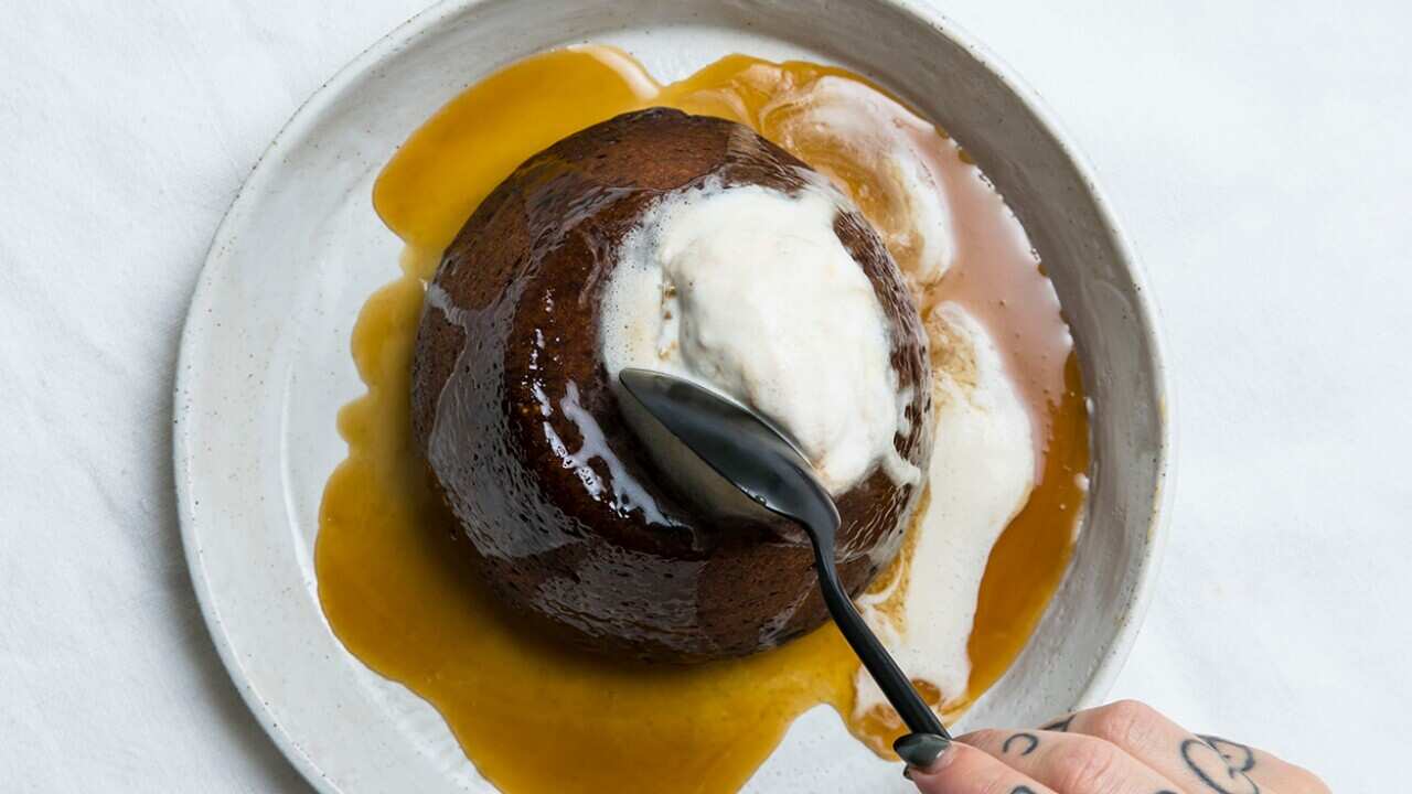 Sticky ﬁg pudding